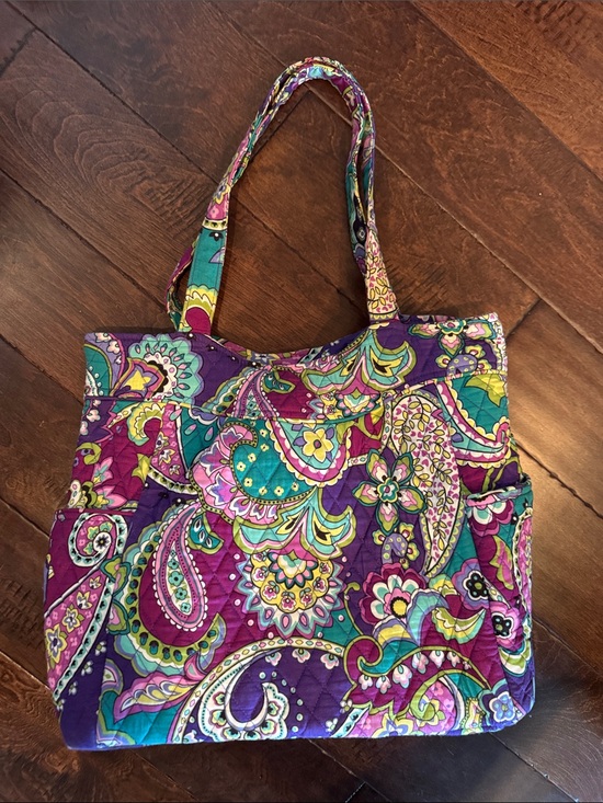 Vera Bradley Handbags - Vera Bradley bag with 2 side pockets for water bottle or other items